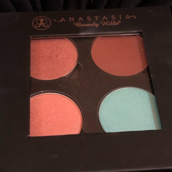 Anastasia Beverly Hills - Picture 2 of 3